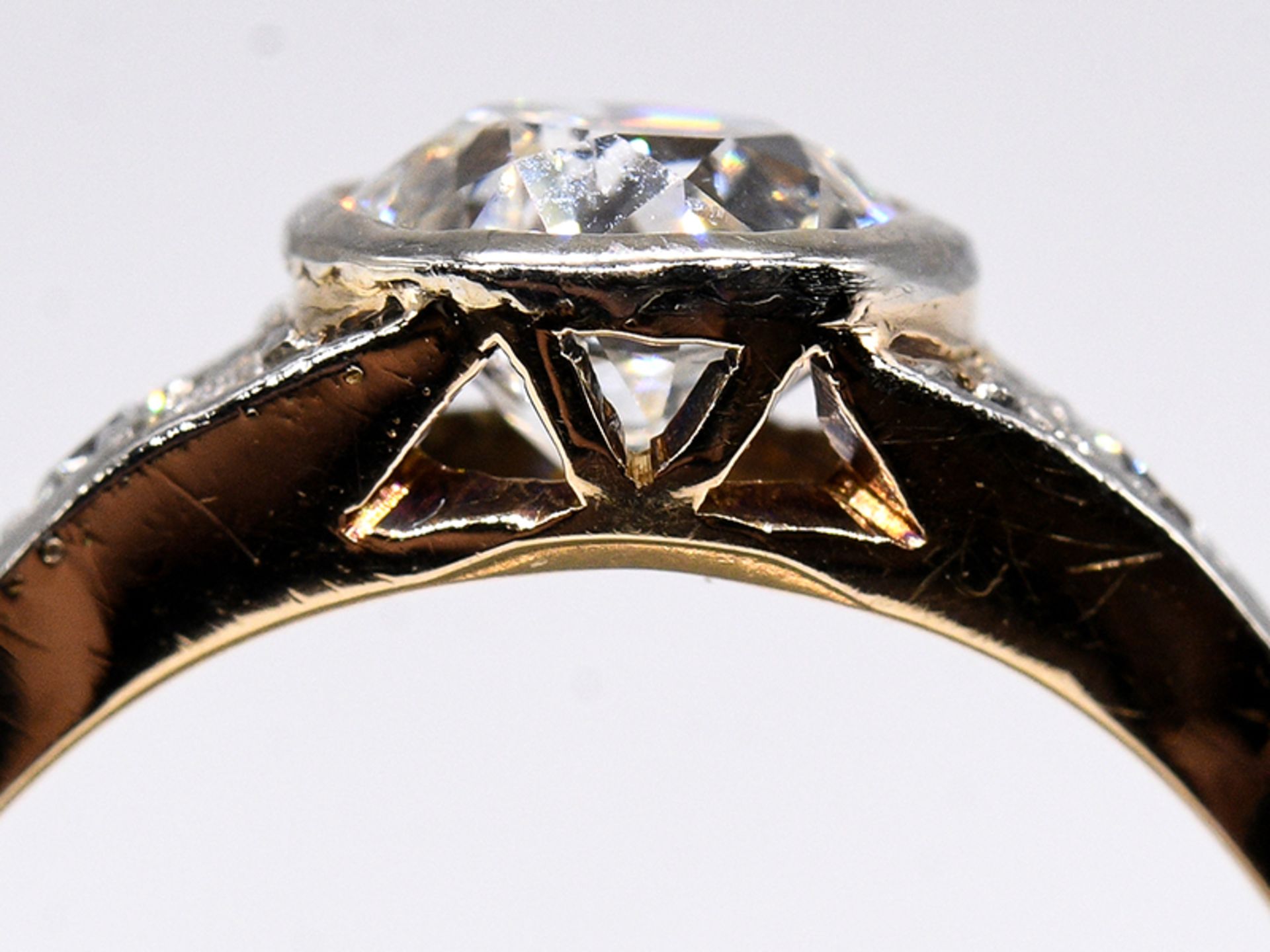 Antiker Ring mit Altschliff-Diamant ca.1 ct., um 1900. br585/- Gelb- und WeiÃŸgold. Gesamtgewicht - Image 4 of 5