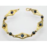 Jugendstil-Gliederarmband mit 9 Saphir-Cabochons, um 1900. br585/- Gelbgold. Gesamtgewicht ca. 13,