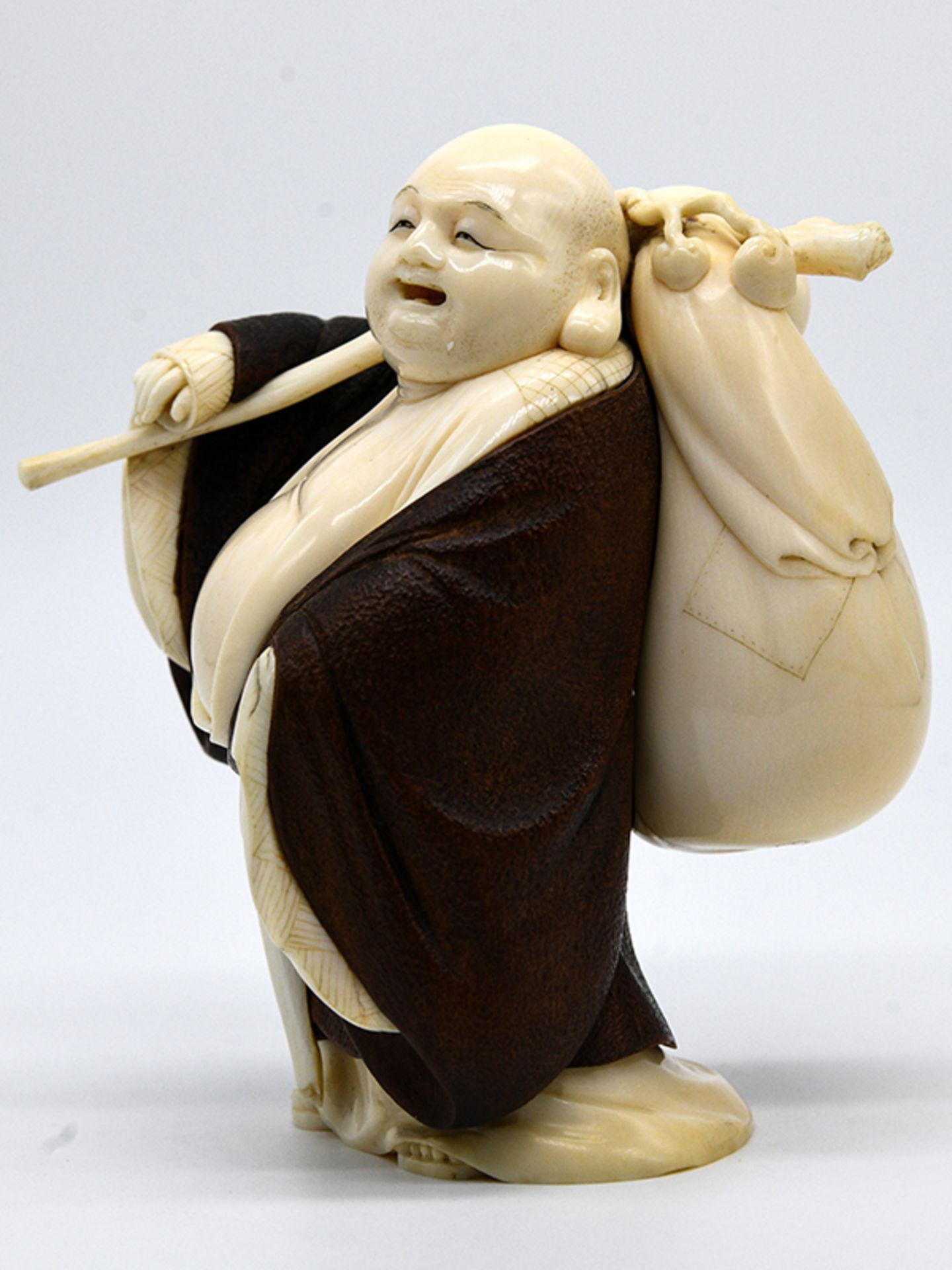 Okimono "Hotei", Japan, Meiji- oder Taisho-Periode (frÃ¼hes 20. Jh.). brElfenbein, geschnitzt und - Image 11 of 13