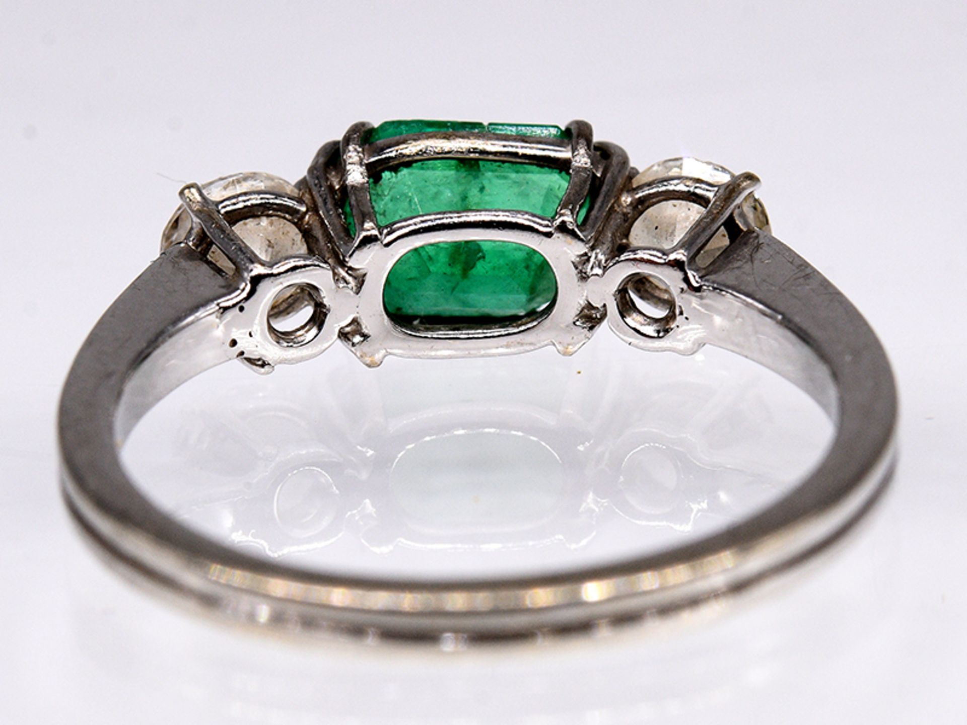 Ring mit Smaragd ca. 1 ct und 2 Brillanten, zus. ca. 0,5 ct, 80- er Jahre. br750/- WeiÃŸgold. - Image 4 of 4