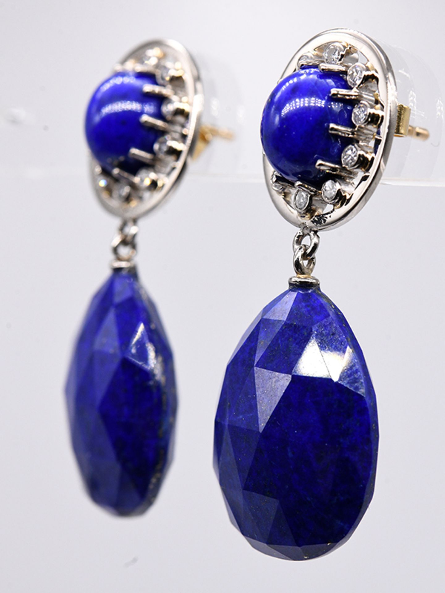 Paar OhrgehÃ¤nge mit Lapislazuli und kleinen Diamantrosen, 20. Jh. br750/- WeiÃŸ- und Gelbgold. - Image 3 of 5