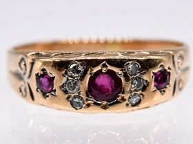 Ring mit 3 Rubinen zus. ca. 0,25 ct und 6 kleine Altschliff-Diamanten, zus. ca. 0,04, um 1900.
