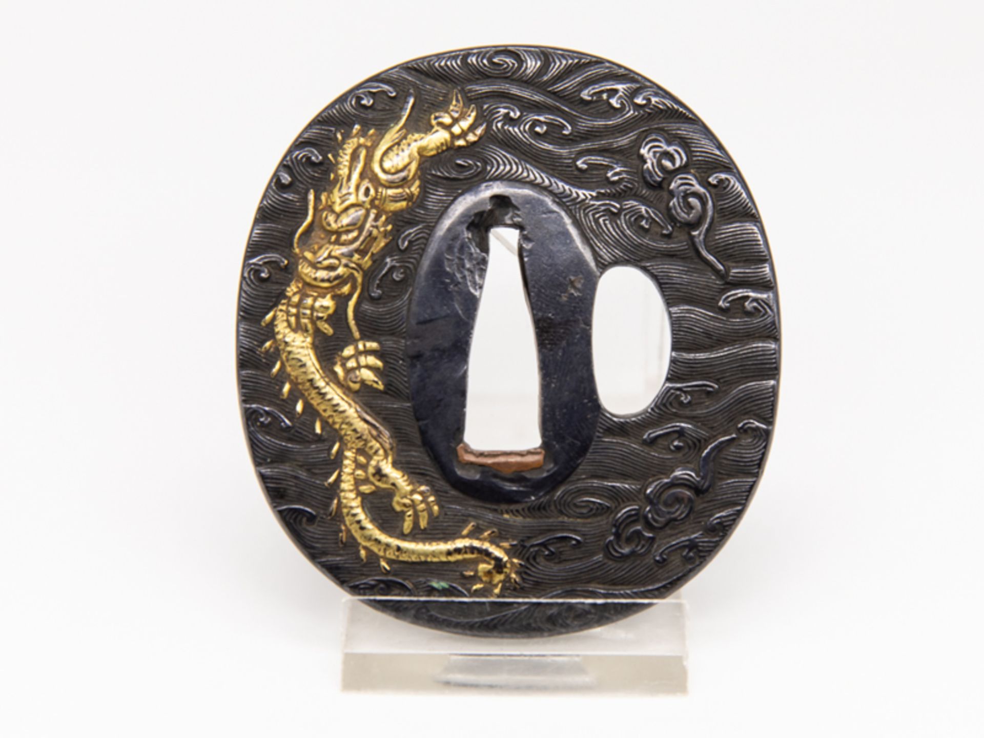 Tsuba mit Drachendekor, Japan, 19. Jh. brBronze, teils vergoldet; beidseitig reliefiert mit - Image 2 of 2