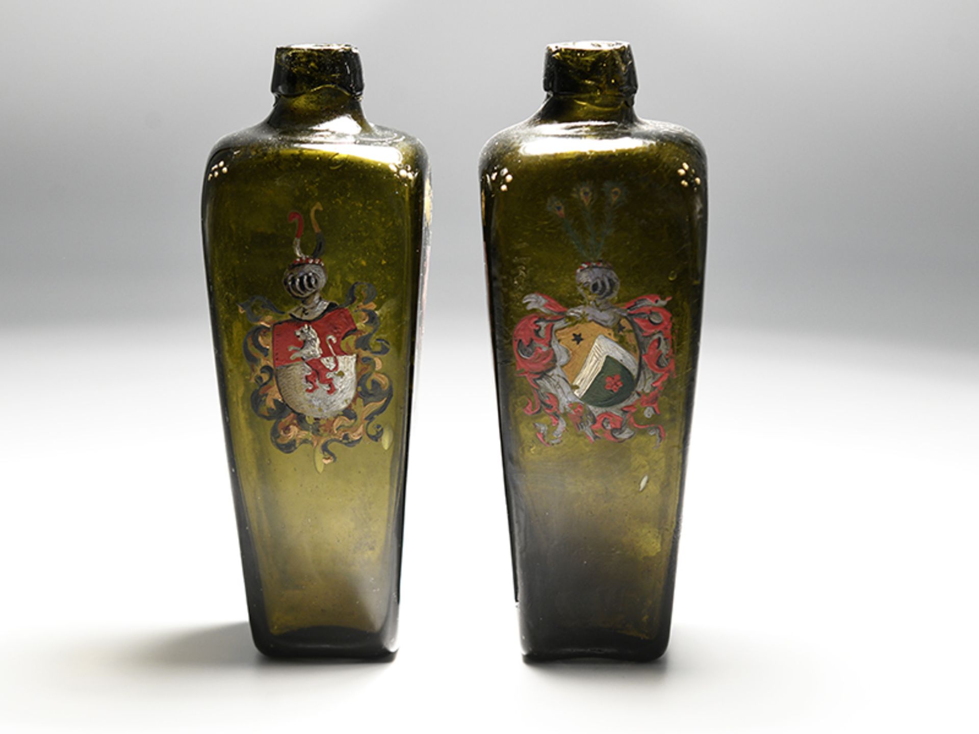 Paar Flaschen mit Wappenmalereien, 19. Jh. brDunkel-olivgrÃ¼nes Glas mit polychromer Emaille-