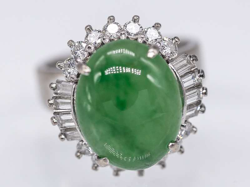 Ring mit Jade-Cabochon und 22 Diamanten, zus. ca. 1,2 ct, 80-er Jahre. br750/- WeiÃŸgold.