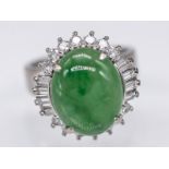 Ring mit Jade-Cabochon und 22 Diamanten, zus. ca. 1,2 ct, 80-er Jahre. br750/- WeiÃŸgold.