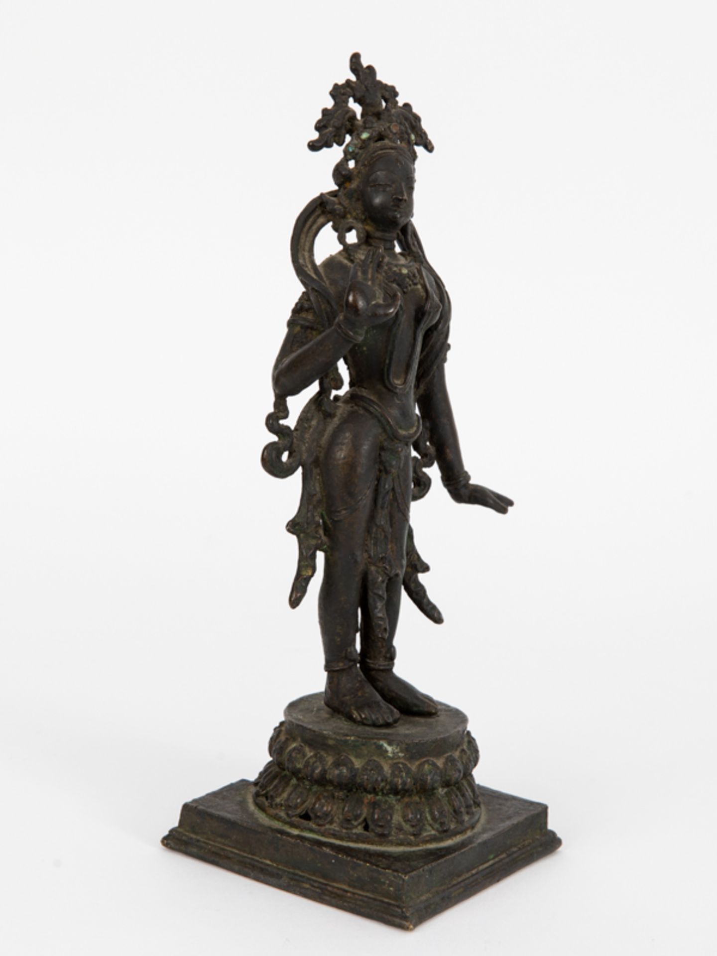 Kleine Standfigur einer Bodhisattva (Tara), Nepal oder Tibet, wohl 18. Jh. brBronze mit dunkler - Image 7 of 9