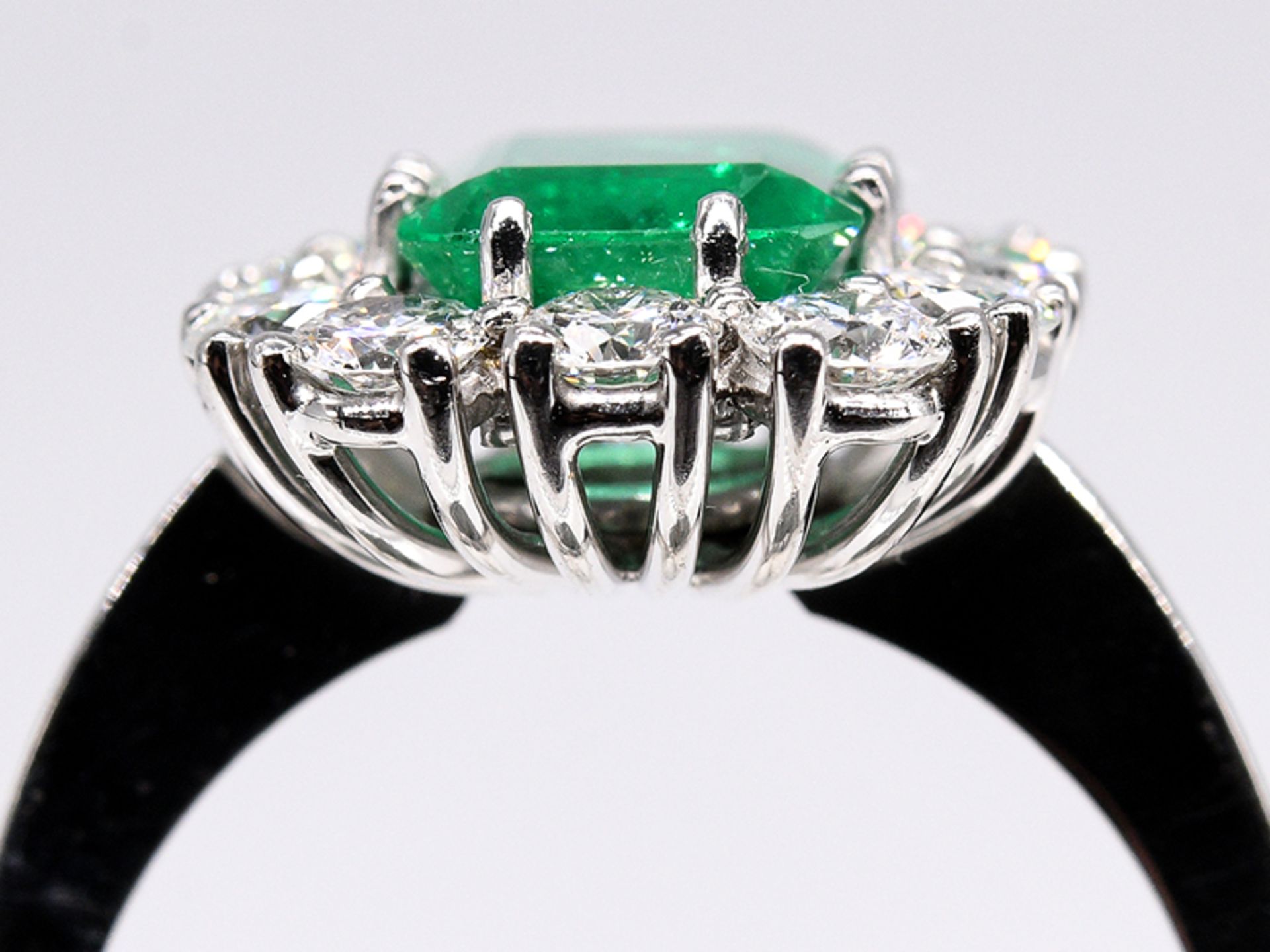 Ring mit hochwertigem Smaragd ca. 1,6 ct, wohl Kolumbien und 12 Brillanten, zus. ca. 1,1 ct, - Image 3 of 5