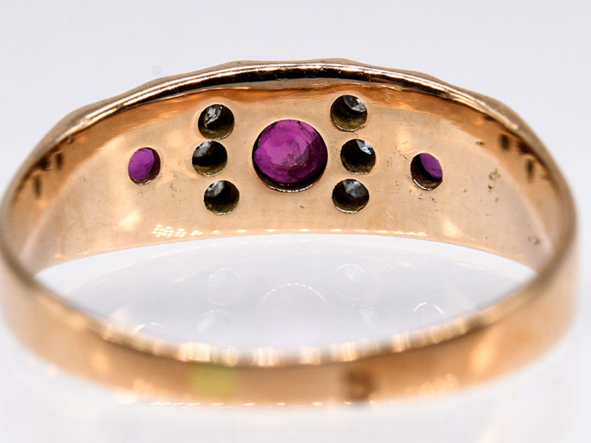 Ring mit 3 Rubinen zus. ca. 0,25 ct und 6 kleine Altschliff-Diamanten, zus. ca. 0,04, um 1900. - Bild 5 aus 5