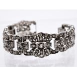 Silbernes Armband mit reichhaltigem Diamantenbesatz, zus. ca. 5 ct, im Art Deco Stil. brSilber.