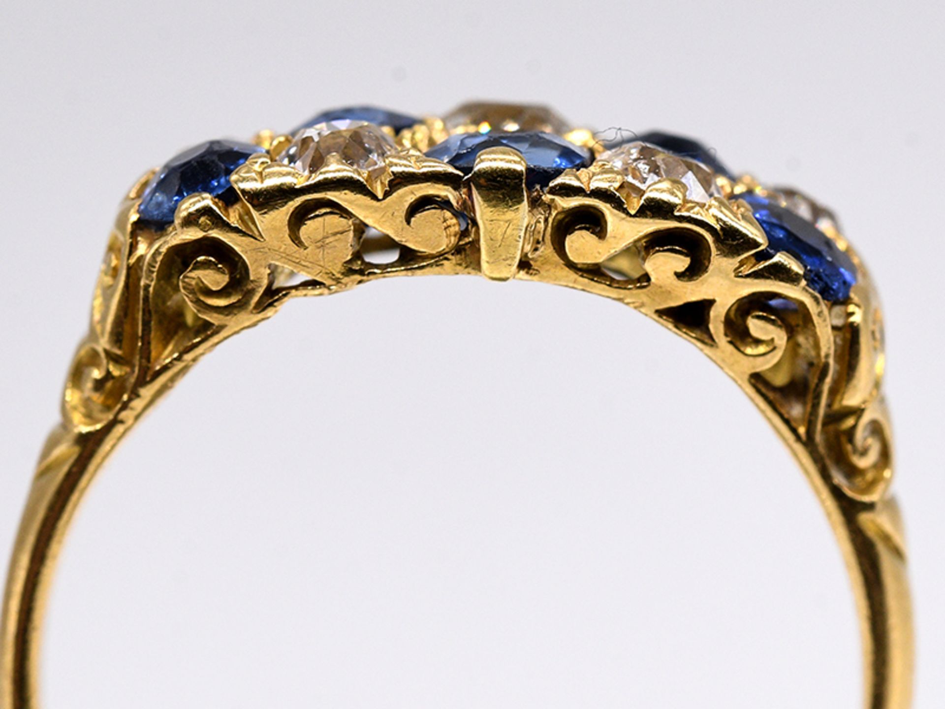 Ring mit 5 hochwertigen Saphiren, zus. ca. 0,8 ct und 5 Altschliff-Diamanten, zus. ca. 0,5 ct, - Image 3 of 4