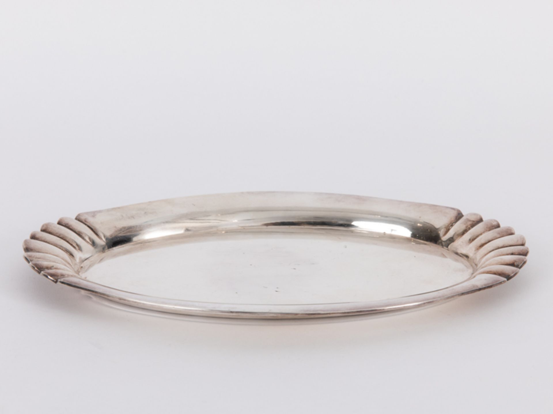 Kleines Tablett, deutsch, 20. Jh. br800/-Silber, ca. 250 g; Ovalform mit gerundet ansteigender - Bild 2 aus 4