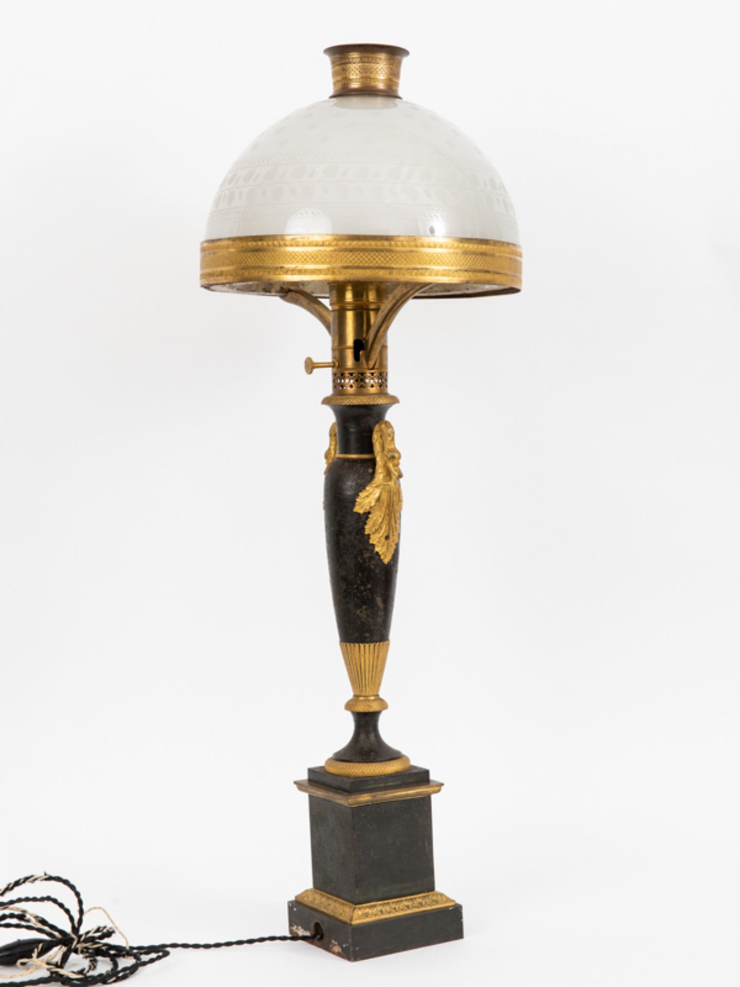 GroÃŸe Tischlampe im Neo-Empire-Stil, wohl Schweden, um 1900. brZinkguss und Glas, schwarz gefasst - Image 9 of 9