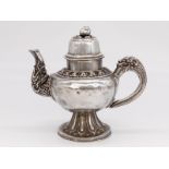 Teekanne, Tibet, um 1900. br925/-Silber, ca. 563 g; auf rundem, geschweift erhÃ¶hten Sockel mit