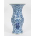 Balustervase mit GlÃ¼ckssymbolik, China, Qing-Dynastie, 18./19. Jh. brPorzellan mit unter Glasur