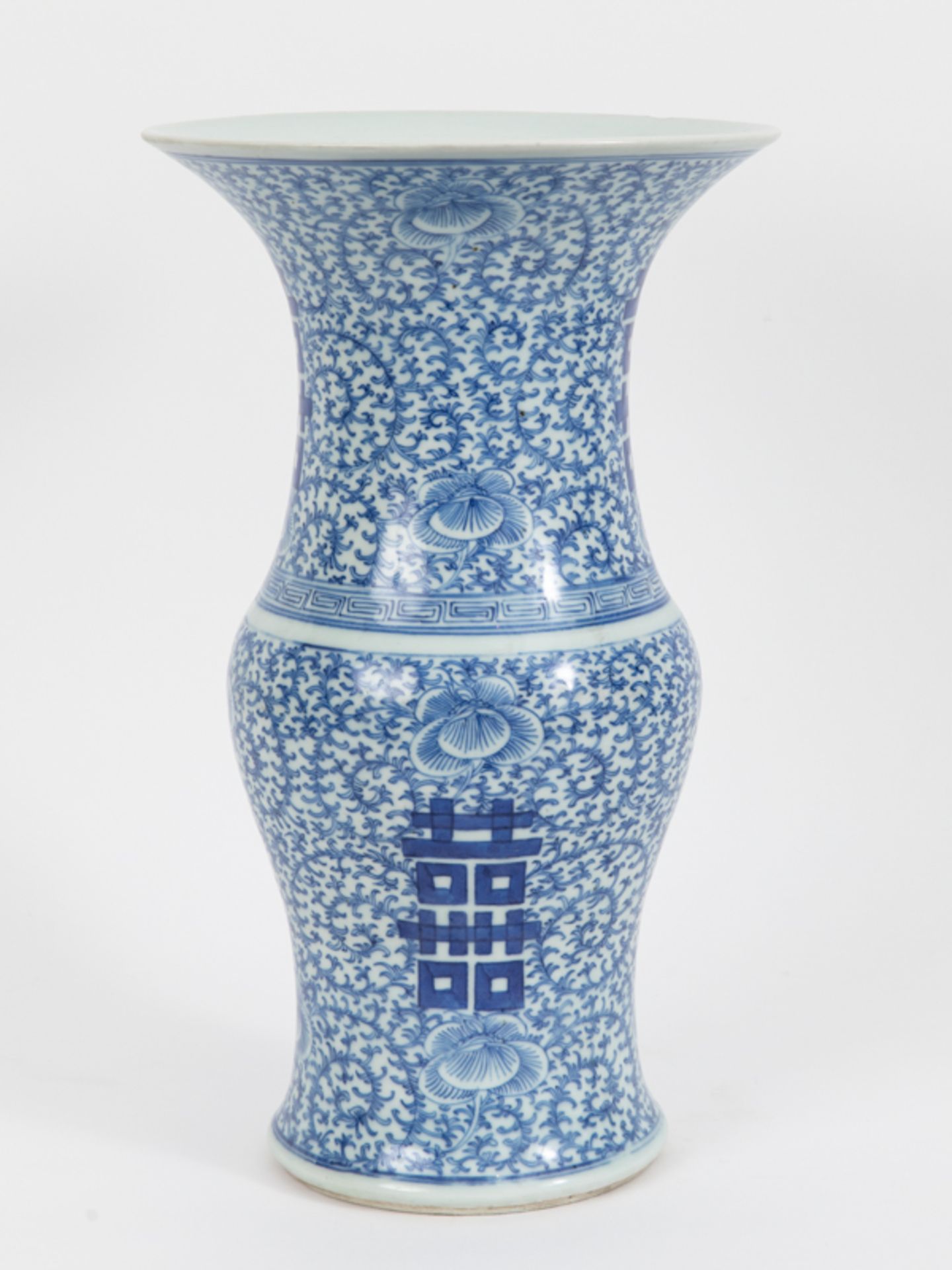 Balustervase mit GlÃ¼ckssymbolik, China, Qing-Dynastie, 18./19. Jh. brPorzellan mit unter Glasur