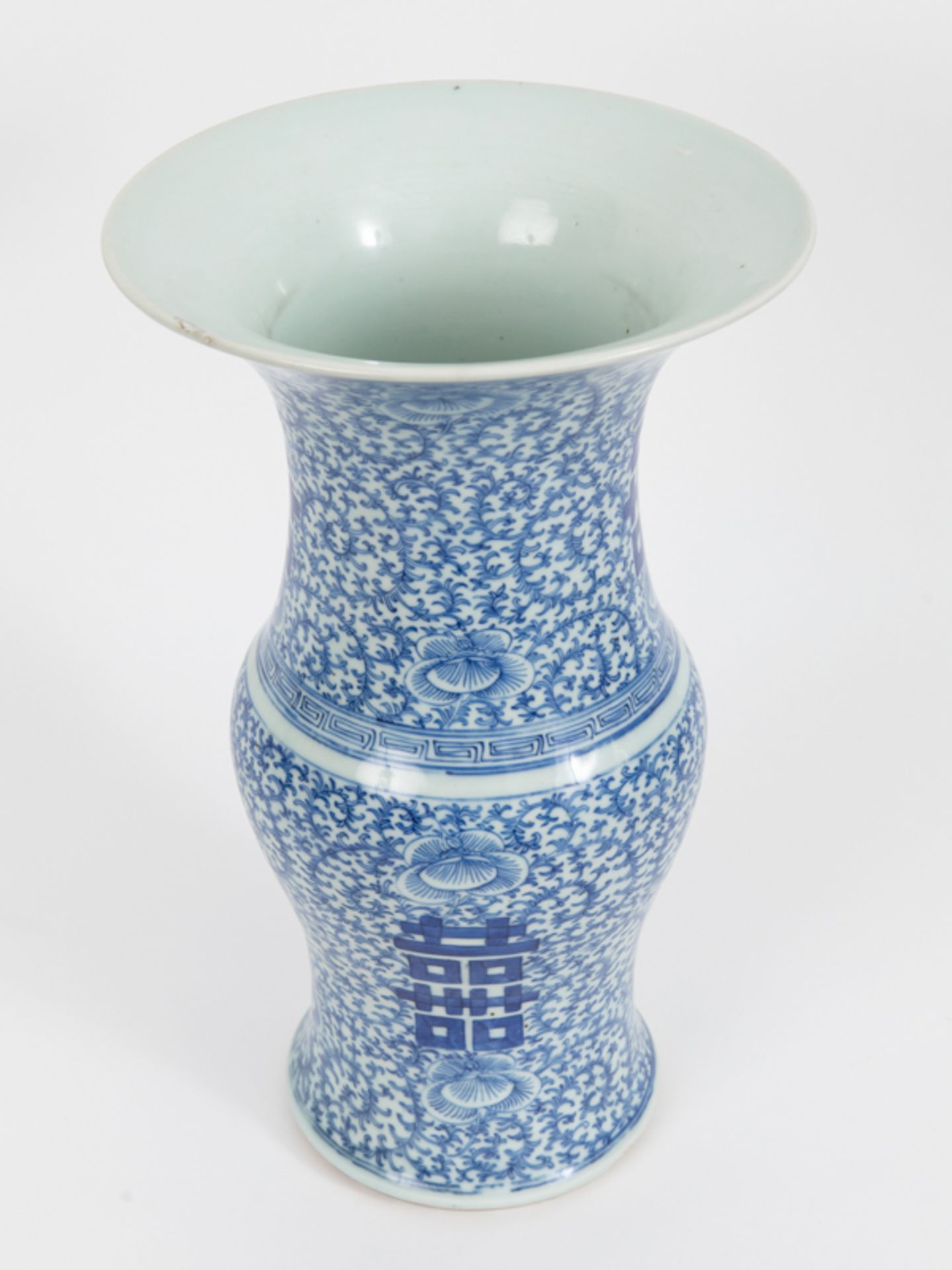 Balustervase mit GlÃ¼ckssymbolik, China, Qing-Dynastie, 18./19. Jh. brPorzellan mit unter Glasur - Image 3 of 5