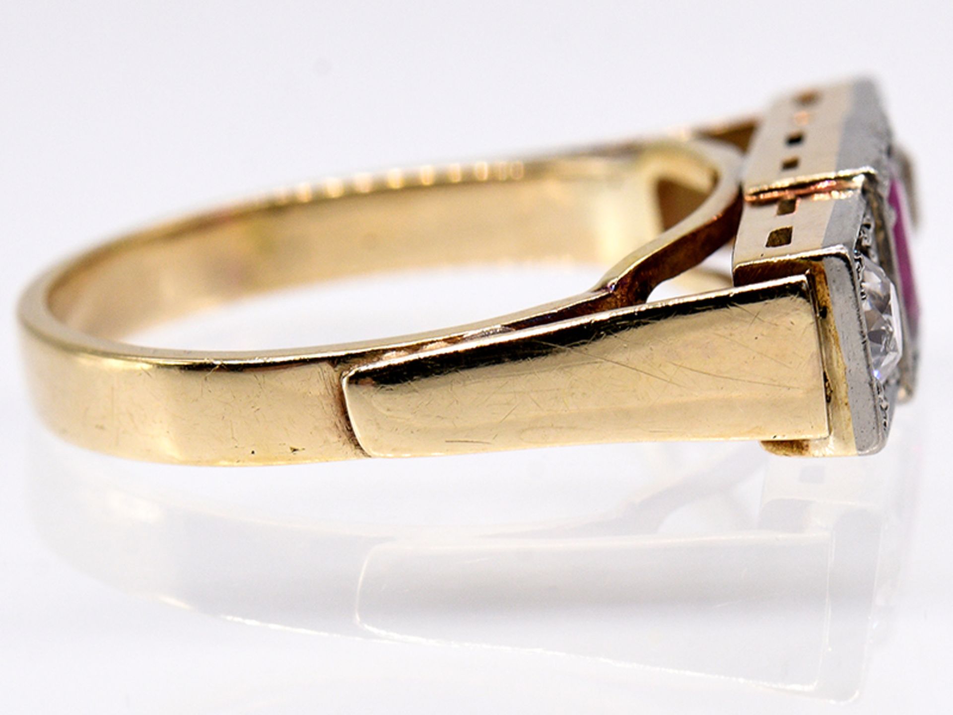 Art Deco-Ring mit Rubin ca. 0,40 ct und 2 Altschliff-Diamanten, zus. ca. 0,50 ct, um 1920. br585/- - Image 3 of 5