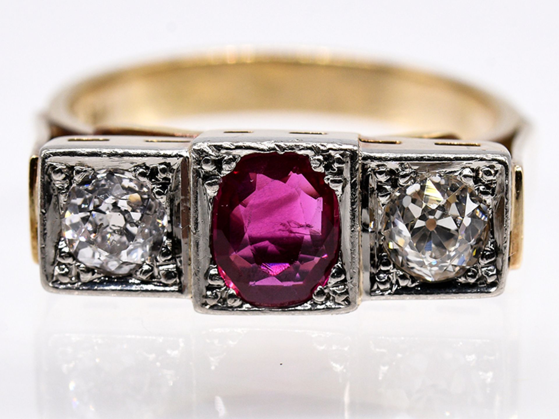 Art Deco-Ring mit Rubin ca. 0,40 ct und 2 Altschliff-Diamanten, zus. ca. 0,50 ct, um 1920. br585/-