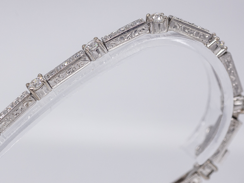 Art Deco Armband mit 47 Diamanten, zus. ca. 3,5 ct, Deutsch um 1925-1930. br585/- WeiÃŸgold. - Image 3 of 5