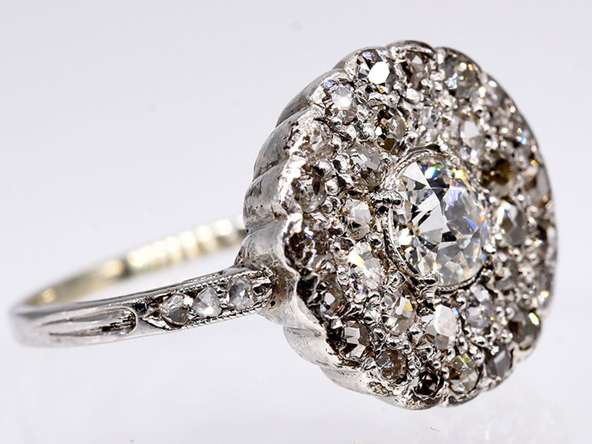 Antiker Ring mit Altschliff-Diamanten, zus. ca. 1,4 ct, um 1860/1880. br585/- WeiÃŸgold. - Image 2 of 5