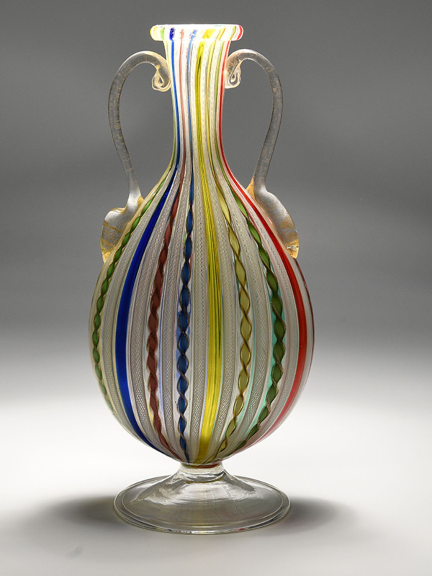 Doppelhenkel-Ziervase mit Zanfirico-Einschmelzungen, wohl Salviati/Toso, Murano, 20. Jh. brFarbloses