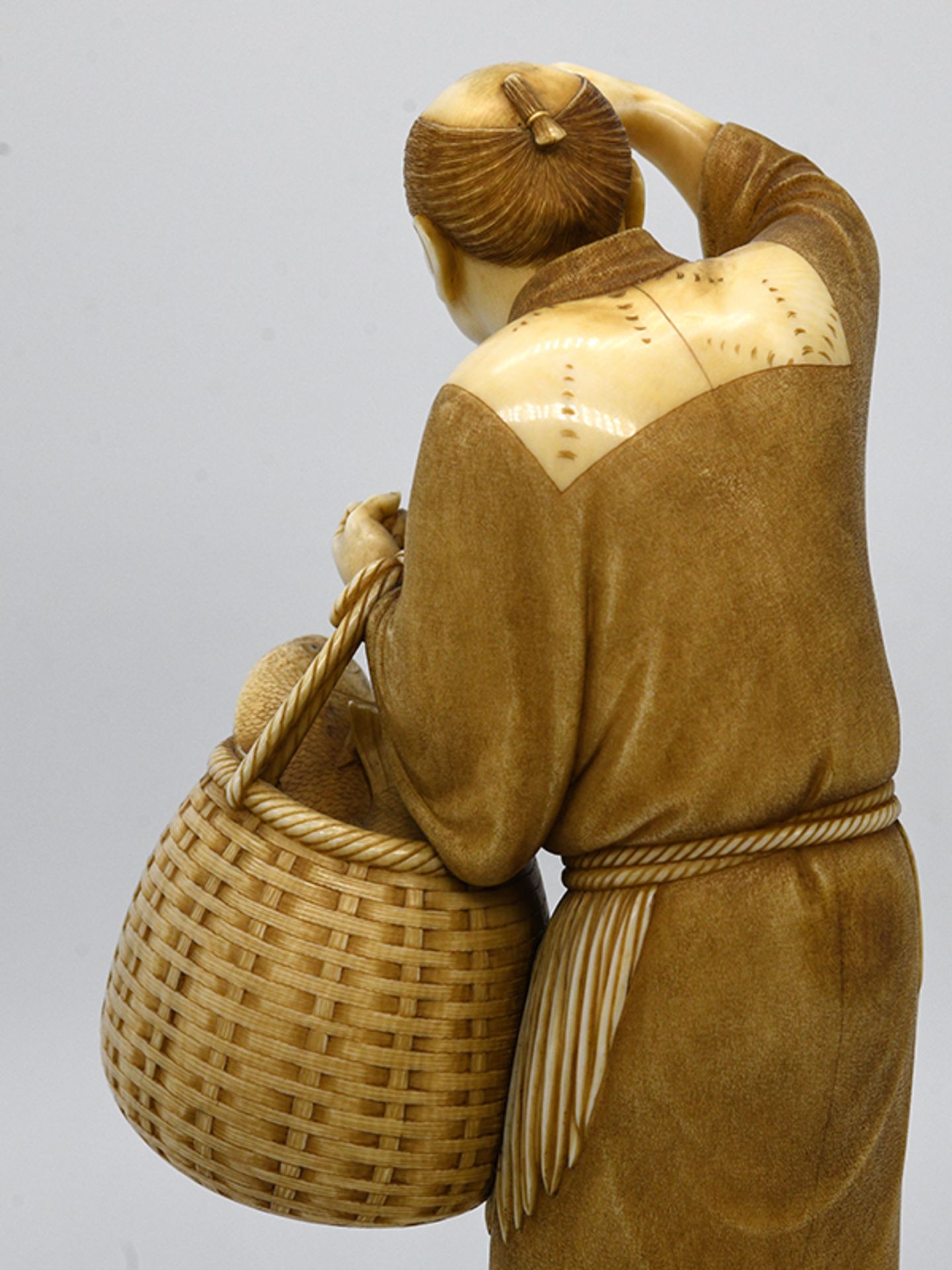 Okimono "Fischer", Japan, Meiji-Periode (frÃ¼hes 20. Jh.). brElfenbein, geschnitzt; auf flacher, - Image 10 of 10