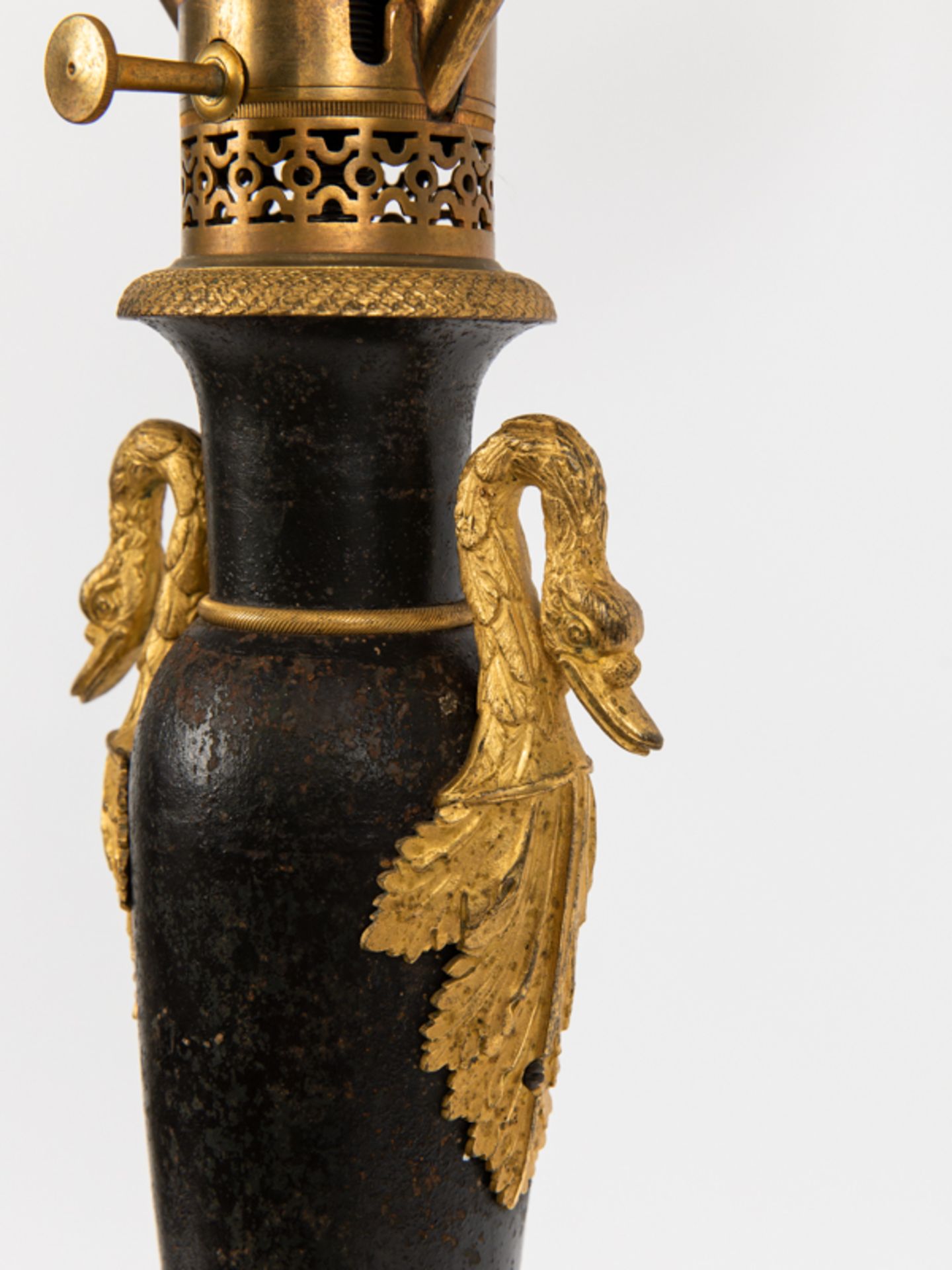 GroÃŸe Tischlampe im Neo-Empire-Stil, wohl Schweden, um 1900. brZinkguss und Glas, schwarz gefasst - Image 7 of 9
