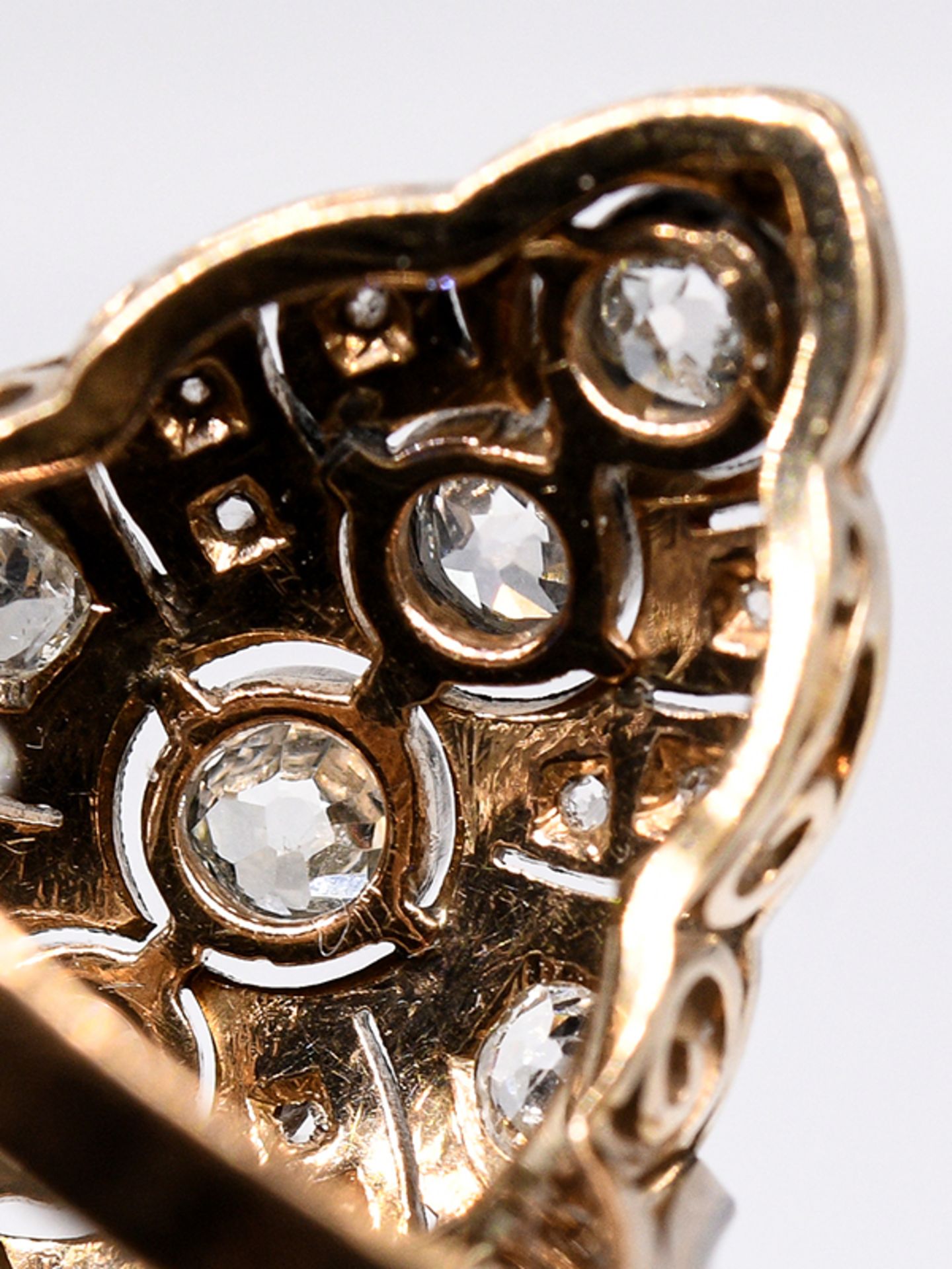 Art Deco Ring mit Altschliff-Diamanten, zus. ca. 0,8 ct und kleinen Diamantrosen, um 1910-1920. - Image 4 of 4