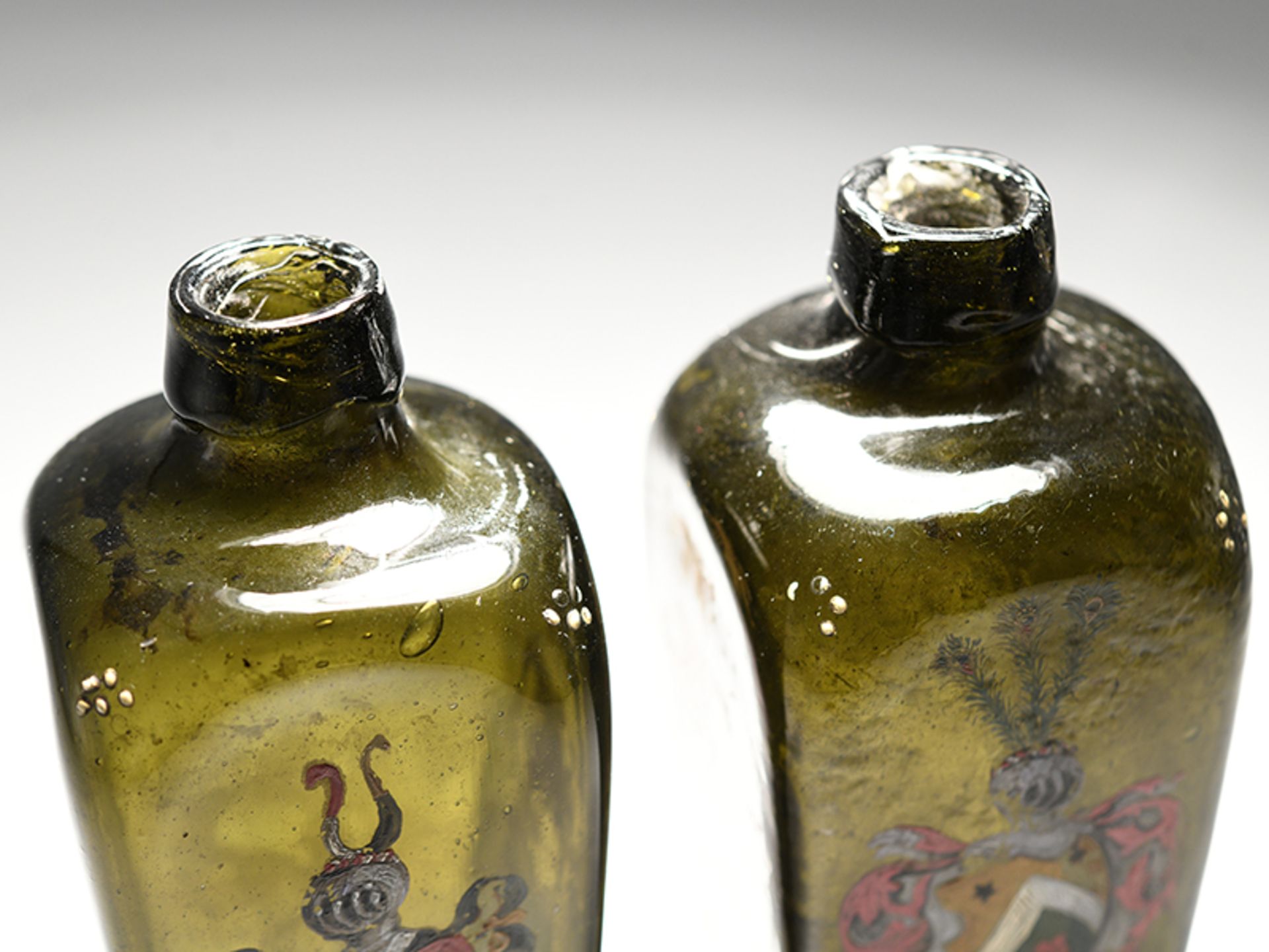 Paar Flaschen mit Wappenmalereien, 19. Jh. brDunkel-olivgrÃ¼nes Glas mit polychromer Emaille- - Image 4 of 5