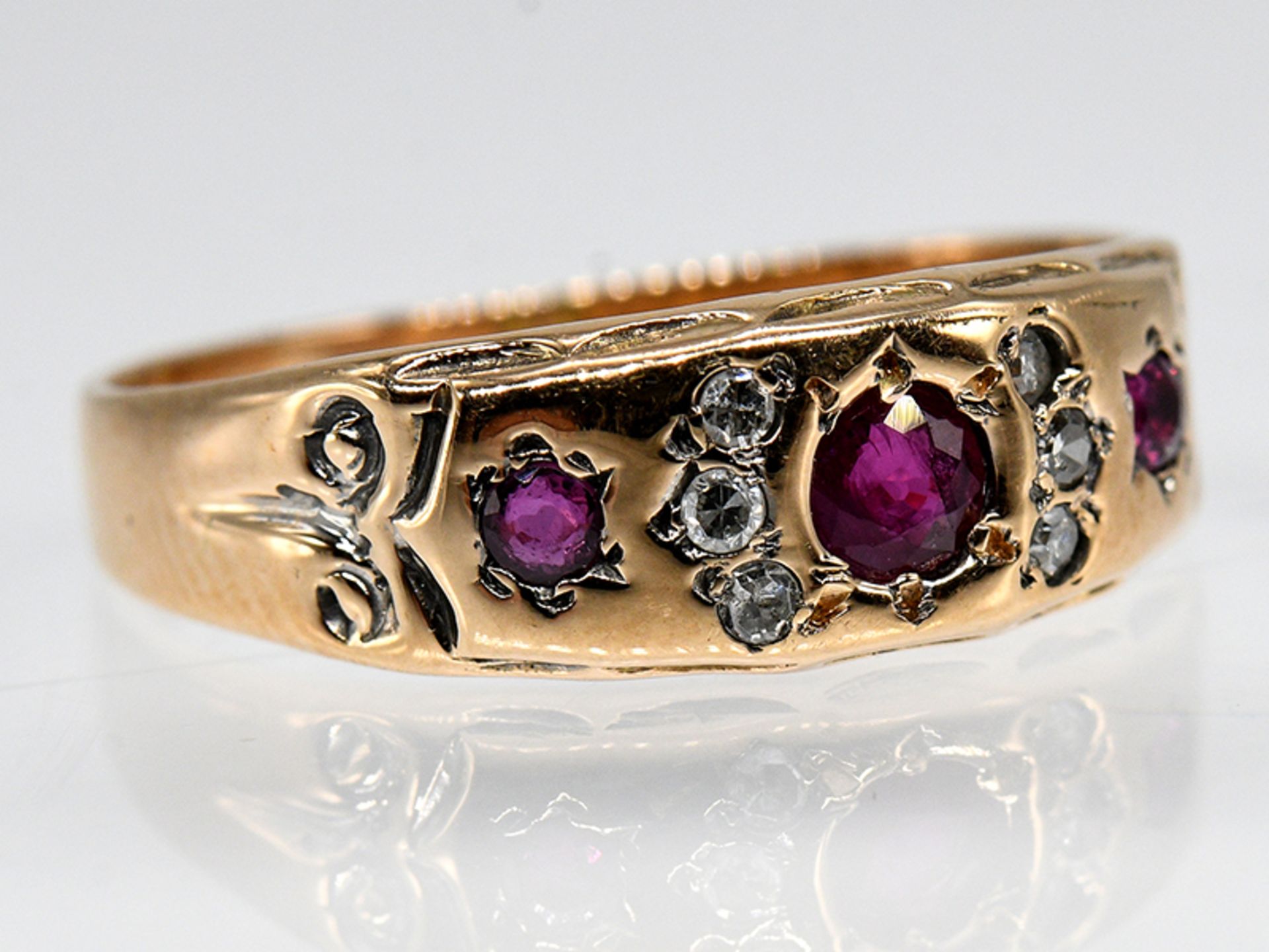 Ring mit 3 Rubinen zus. ca. 0,25 ct und 6 kleine Altschliff-Diamanten, zus. ca. 0,04, um 1900. - Image 2 of 5