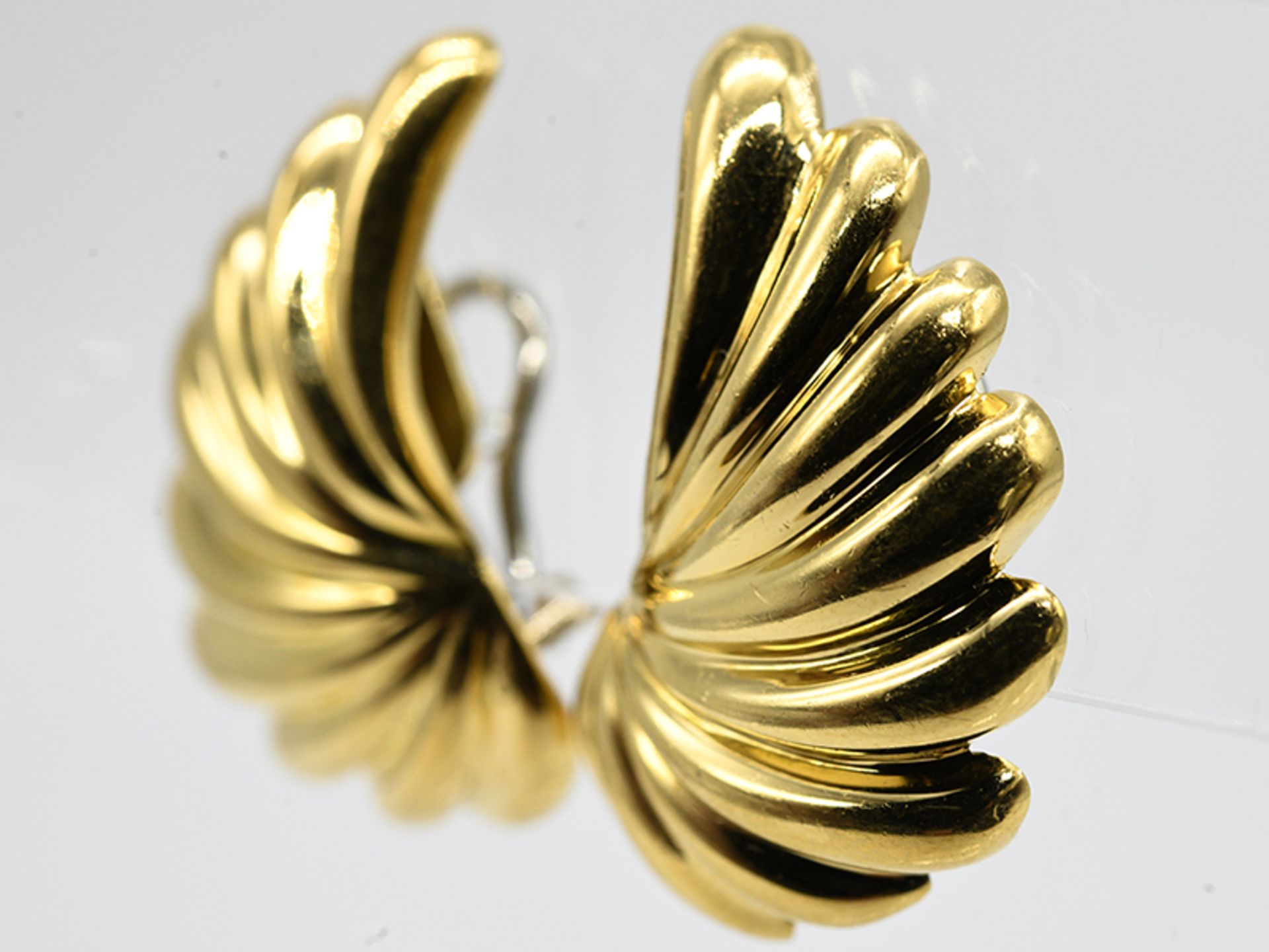 Paar Ohrclips, Victor Meyer, Pforzheim, Anfang 21. Jh. br750/- Gelbgold. Gesamtgewicht ca. 14 g. - Bild 2 aus 3