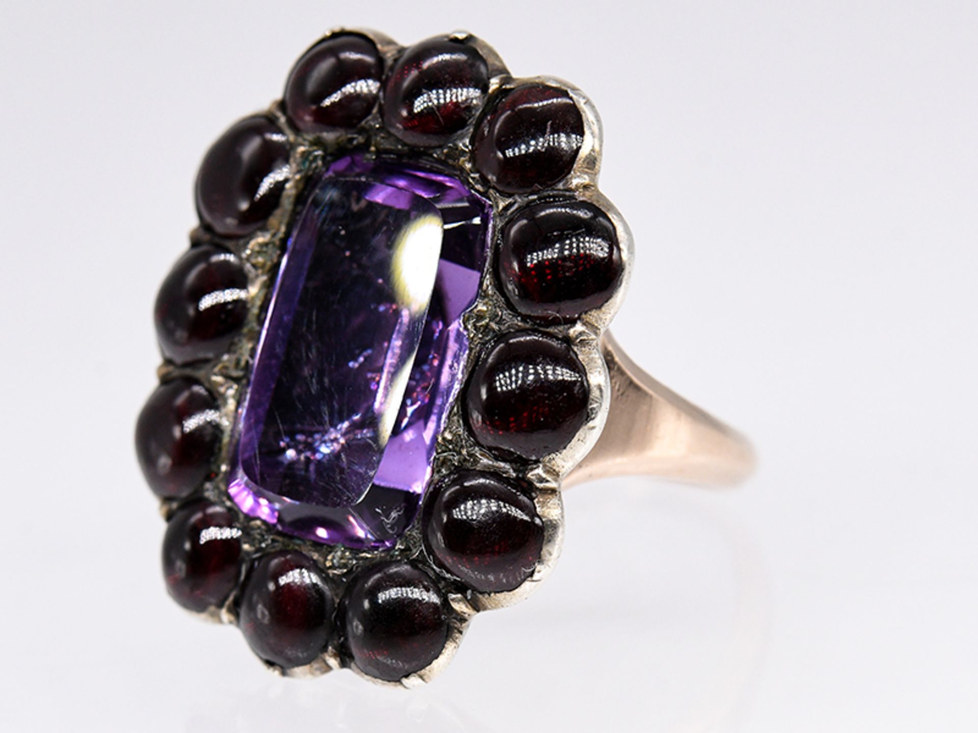 Biedermeier-Ring mit Amethyst und Granat, um 1800/1820. brSilber und Gold-Legierung, wohl 400-500 - Image 2 of 5