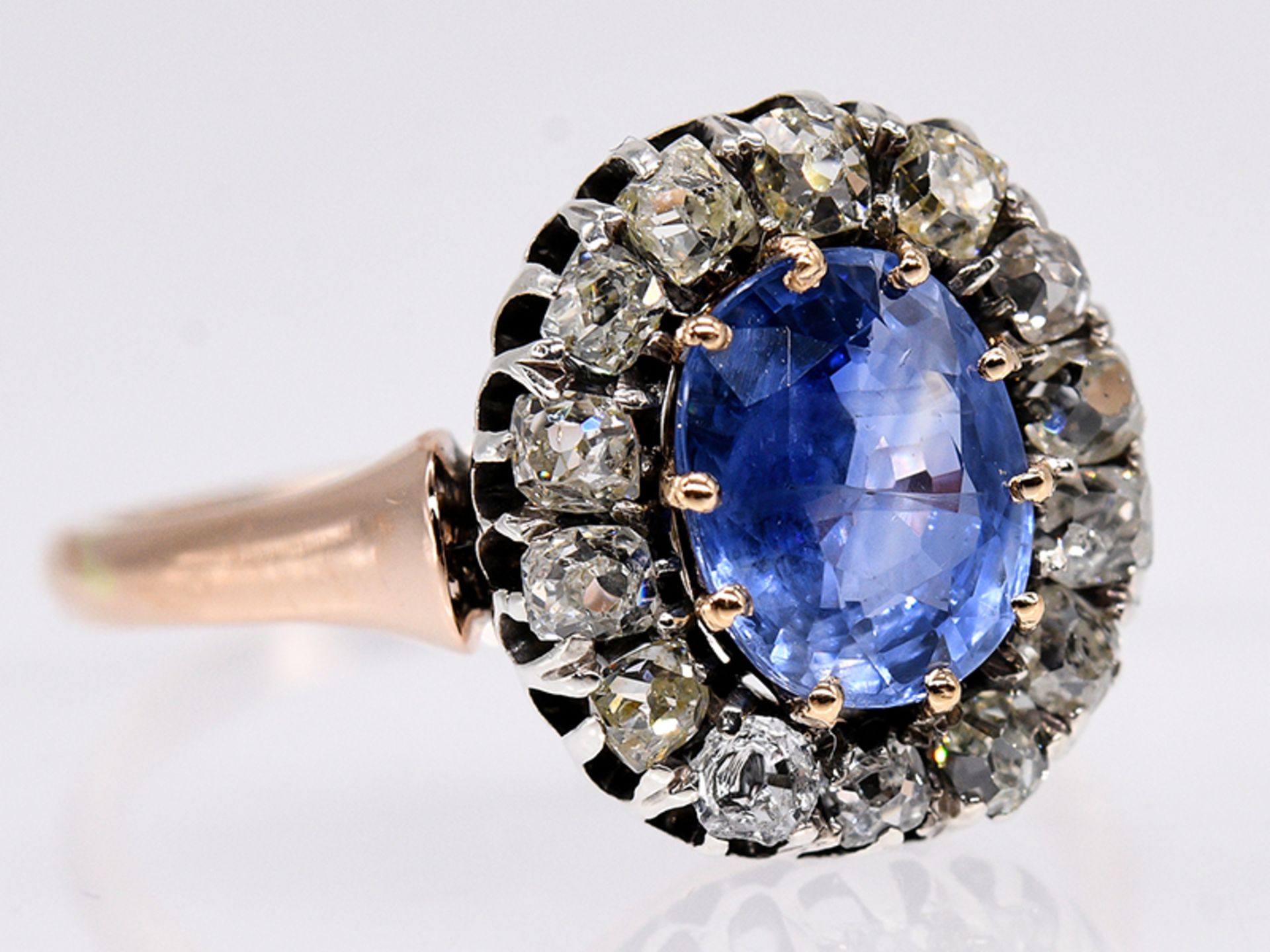 Ring mit Ceylon-Saphir ca. 2,05 ct und 14 Altschliff-Diamanten, zus. ca. 0,8 ct, 1860-1880. - Image 2 of 5