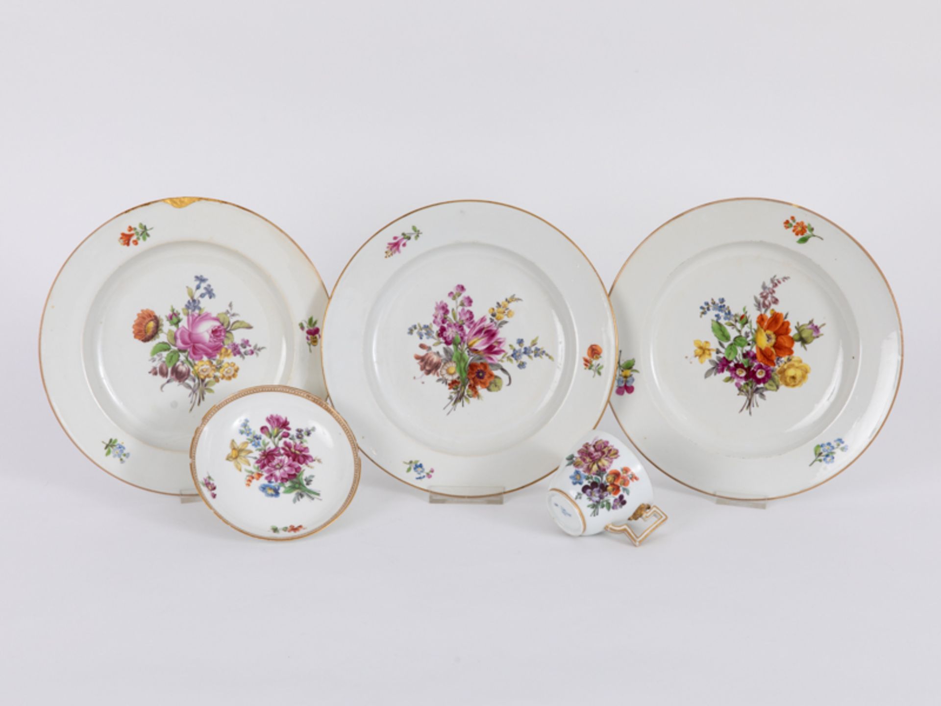 3 Teller + 1 Tasse mit Blumenbouquet-Malereien, Meissen, um 1780 (Marcolini-Zeit).