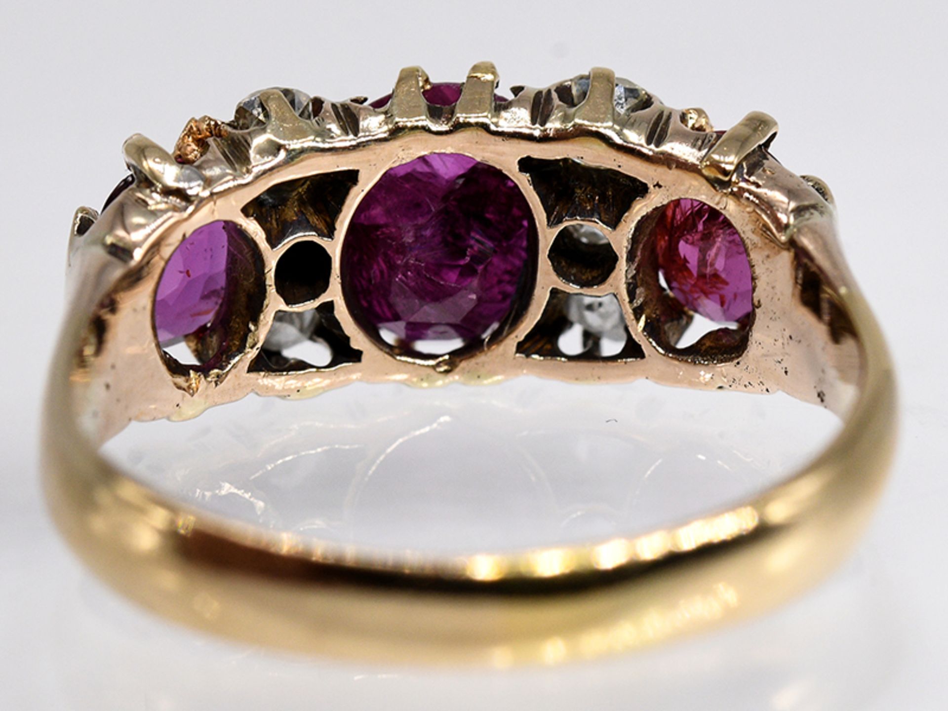 Antiker Ring mit 3 Rubinen, zus. ca. 2 ct und 6 Altschliff-Diamanten, zus. ca. 0,4 ct, 1860/1880. - Image 4 of 4