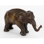 Tierplastik "Elefant", 1. HÃ¤lfte 20. Jh. brBronze, dunkel goldbraunfarbig patiniert, mit weiÃŸen