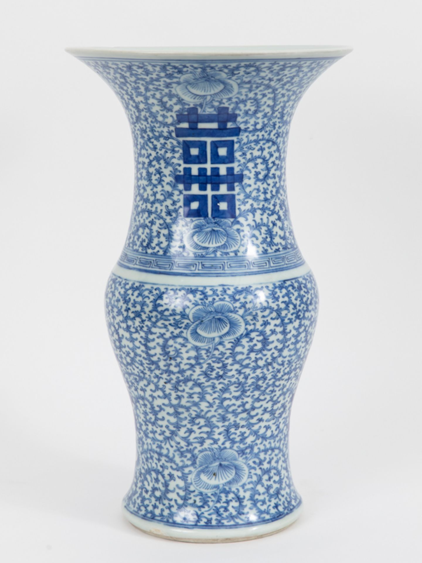 Balustervase mit GlÃ¼ckssymbolik, China, Qing-Dynastie, 18./19. Jh. brPorzellan mit unter Glasur - Image 2 of 5