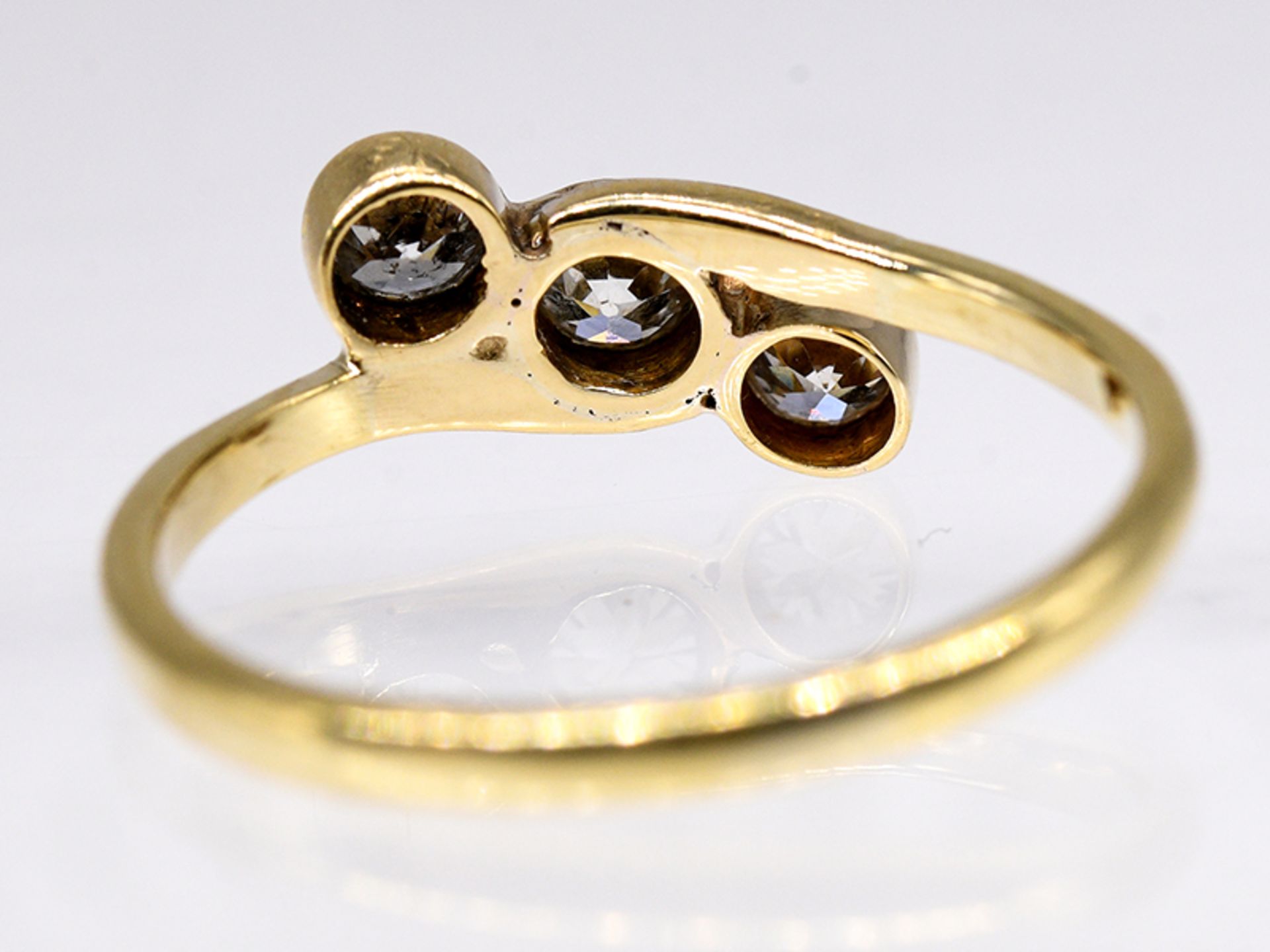 Jugendstil-Ring mit 3 Altschliff-Diamanten, zus. ca. 0,40 ct, um 1900. br585/- Gelbgold. - Image 3 of 3