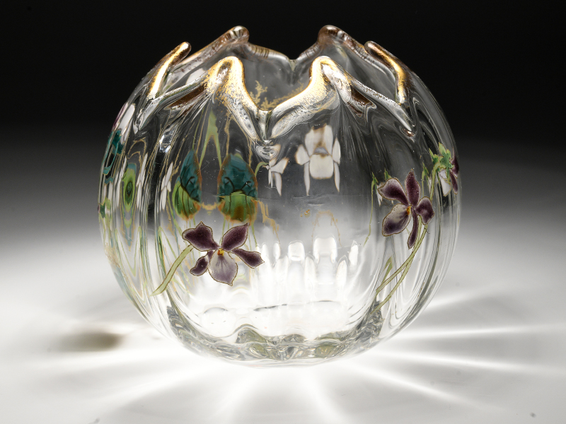 Jugendstil-Kugelvase mit Veilchendekor, wohl Frankreich, um 1890/1900. brFarbloses Glas mit farbiger