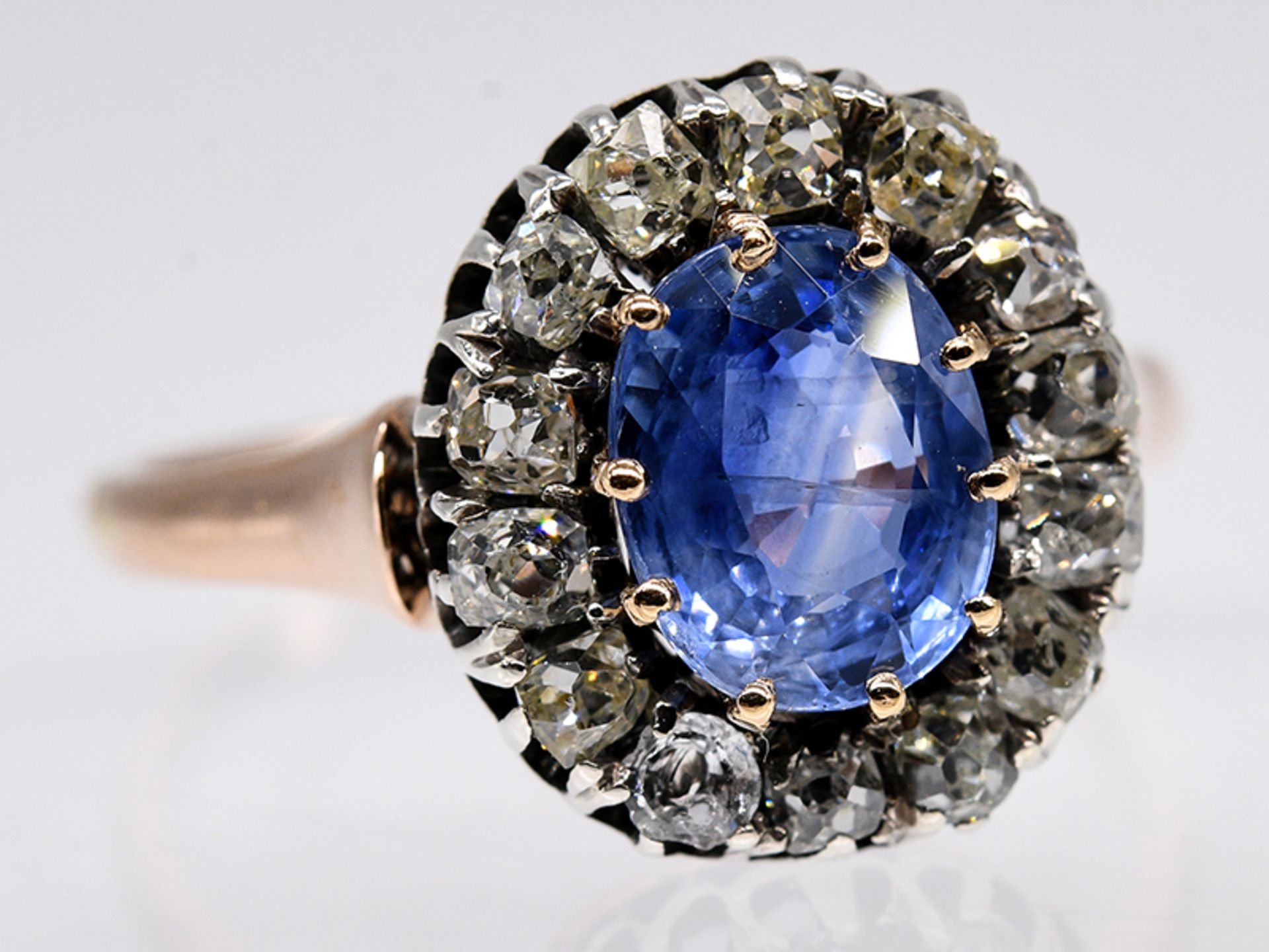 Ring mit Ceylon-Saphir ca. 2,05 ct und 14 Altschliff-Diamanten, zus. ca. 0,8 ct, 1860-1880.