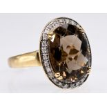 Ring mit Rauchquarz und kleinen farblosen Farbsteinen, England, 20. Jh. br375/- Gelbgold.