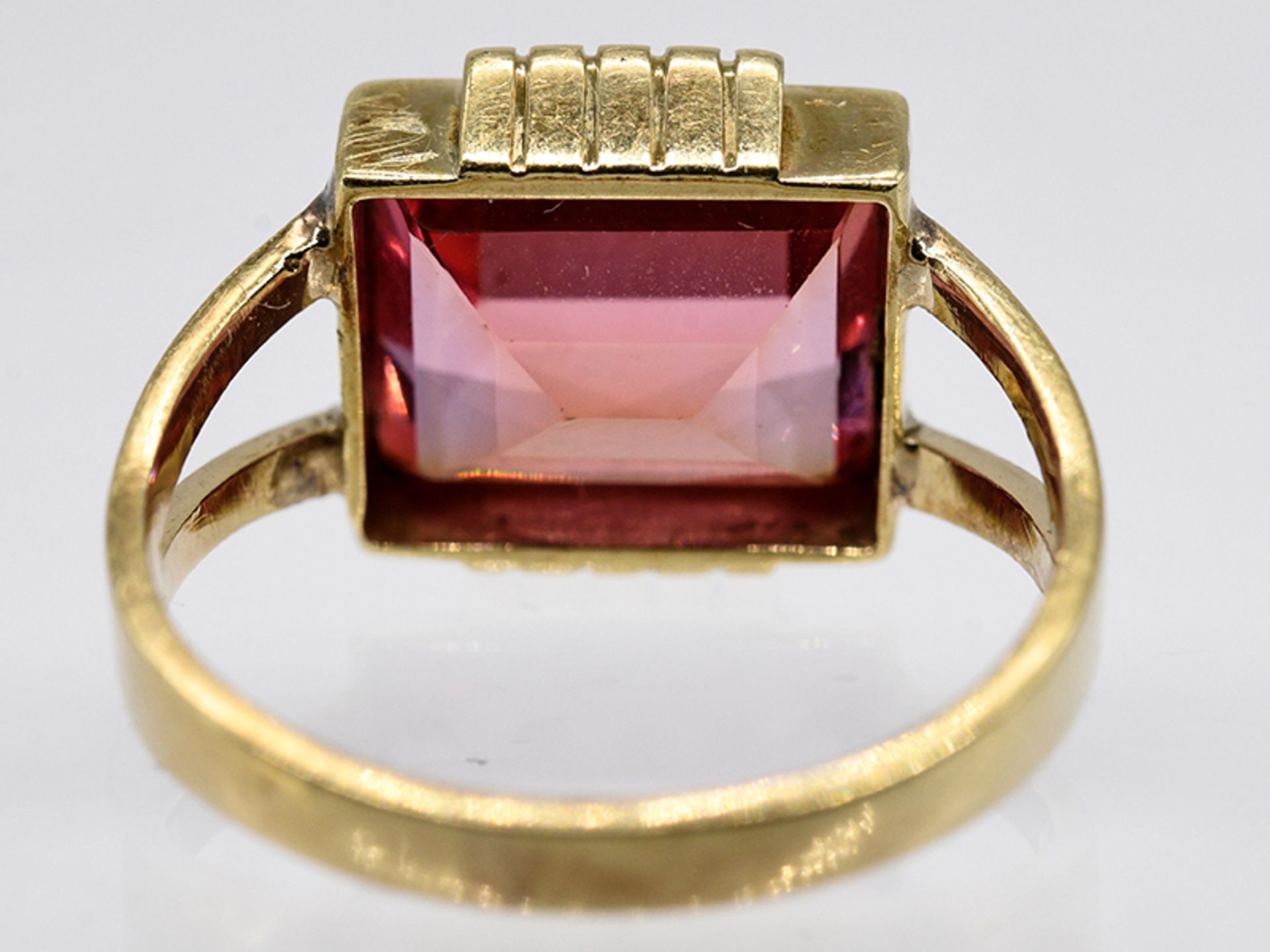 Ring mit Farbstein, 50- Jahre. br585/- Gelbgold. Gesamtgewicht ca. 3,3 g. Rechteckige - Bild 5 aus 5
