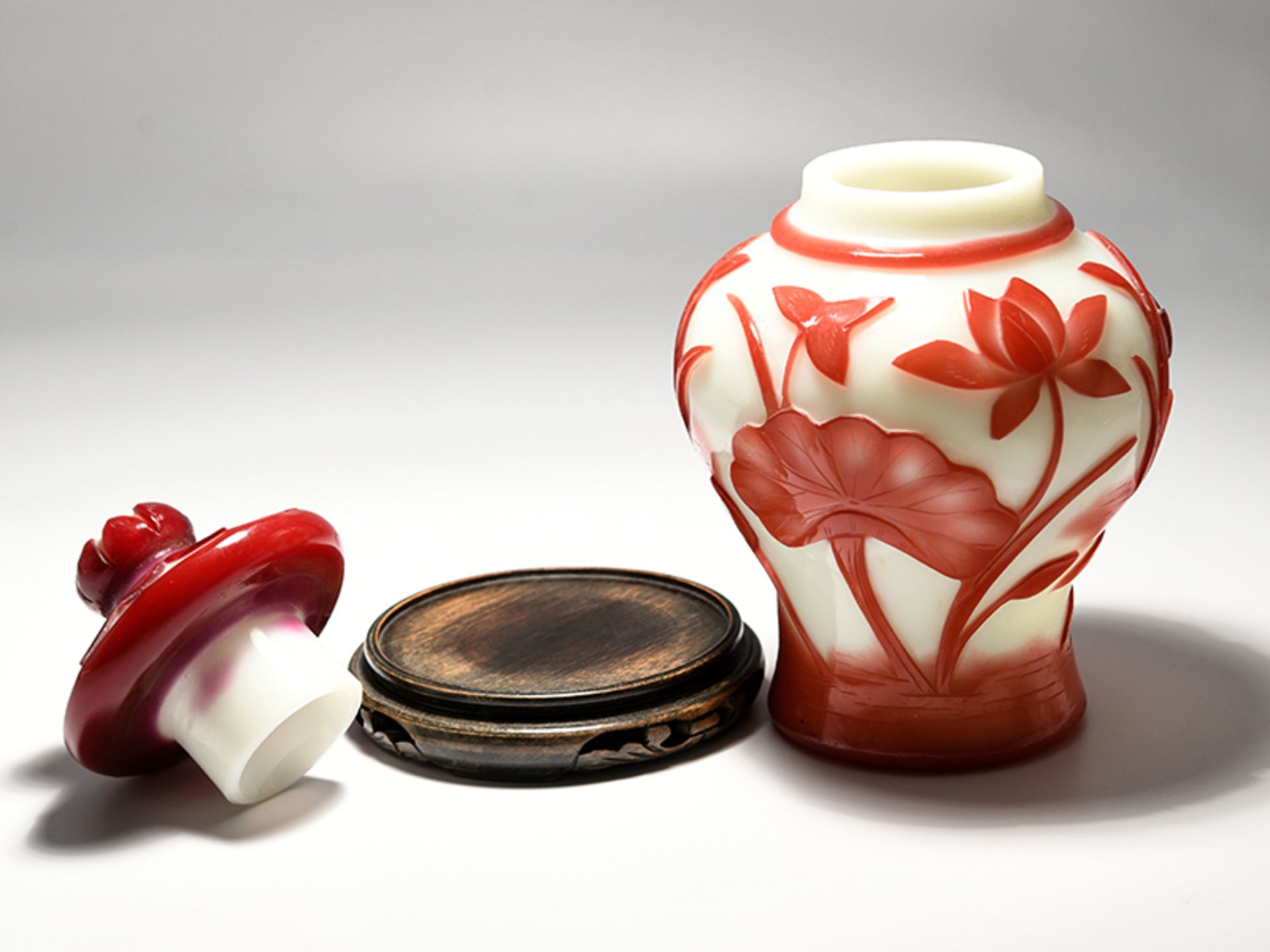 Balusterdeckelvase, Peking Cameo Glas, China, 20. Jh. brÃœberfangglas mit rotem, reliefiert geÃ¤ - Image 3 of 6