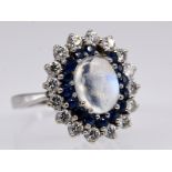 Ring mit Mondsteincabochon ca. 1,2 ct, 16 Saphiren zus. ca. 0,40 ct und 16 Brillanten, zus. ca. 1