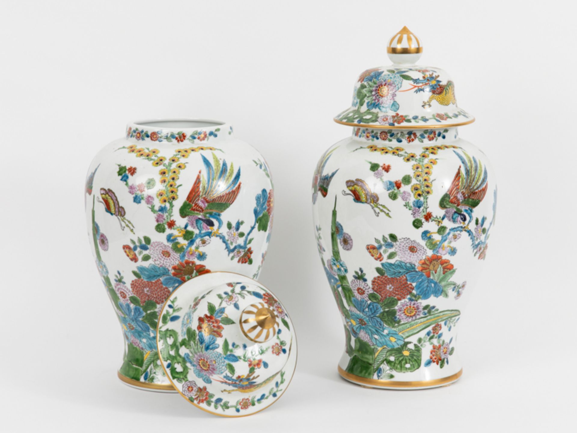 Paar Deckelvasen mit reichem Kakiemondekor, China, 20. Jh. brPorzellan mit goldstaffierter - Image 5 of 7