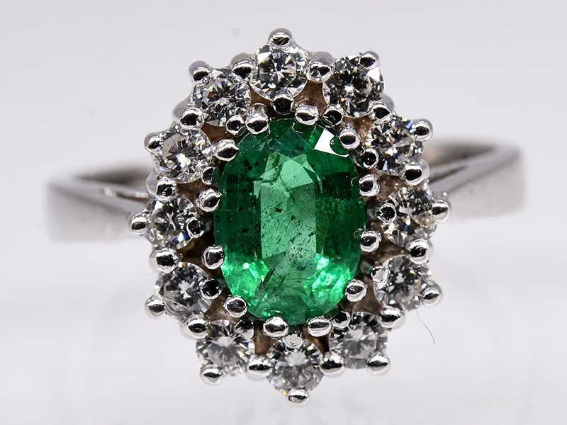 Ring mit Smaragd ca. 0,80 ct und 12 Brillanten, zus. ca. 0,40 ct, 80- er Jahre. br585/- WeiÃŸgold.
