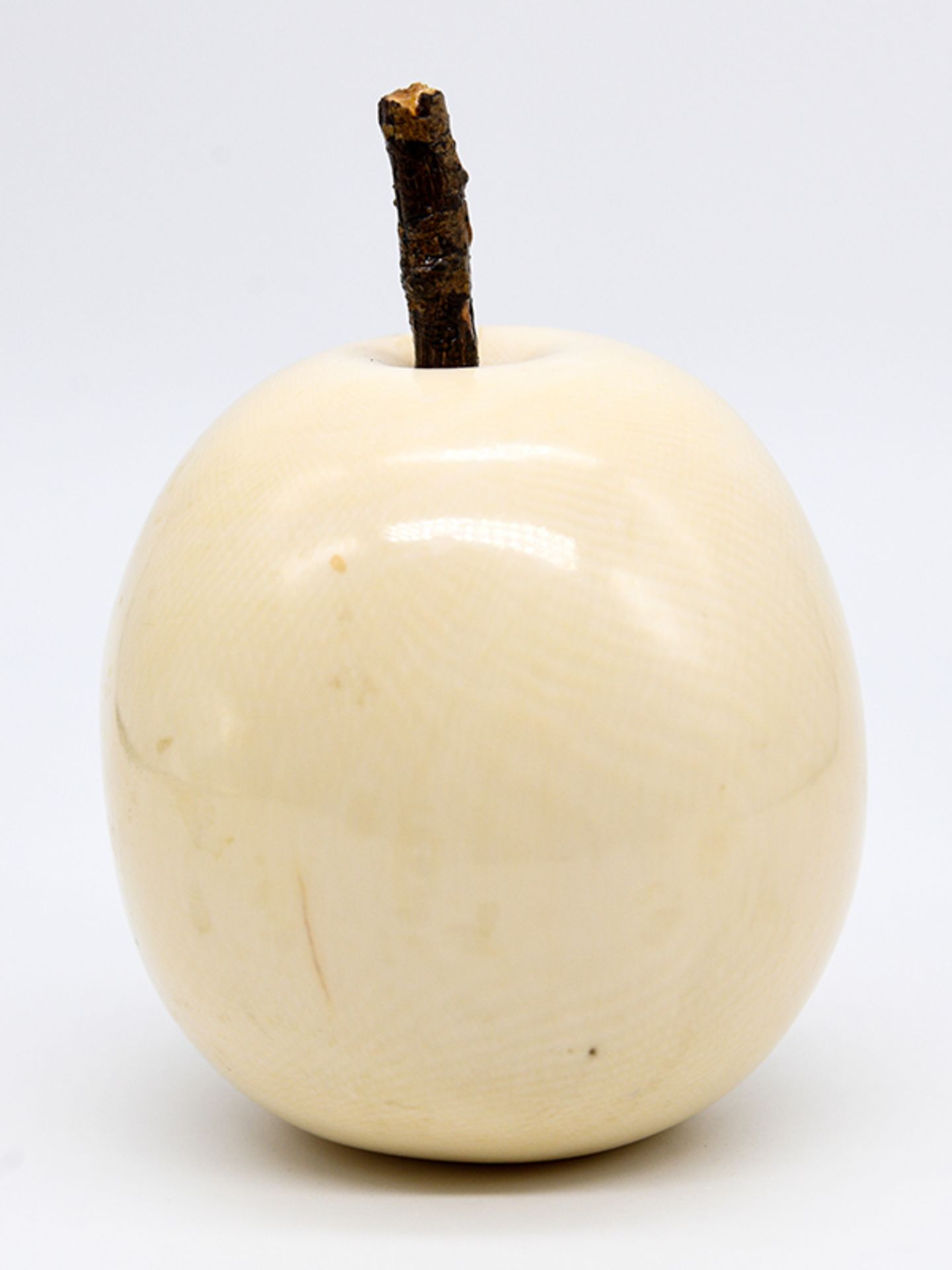 Okimono in Form eines Apfels, Japan, Meiji-Periode (frÃ¼hes 20. Jh.). brElfenbein mit dunkel