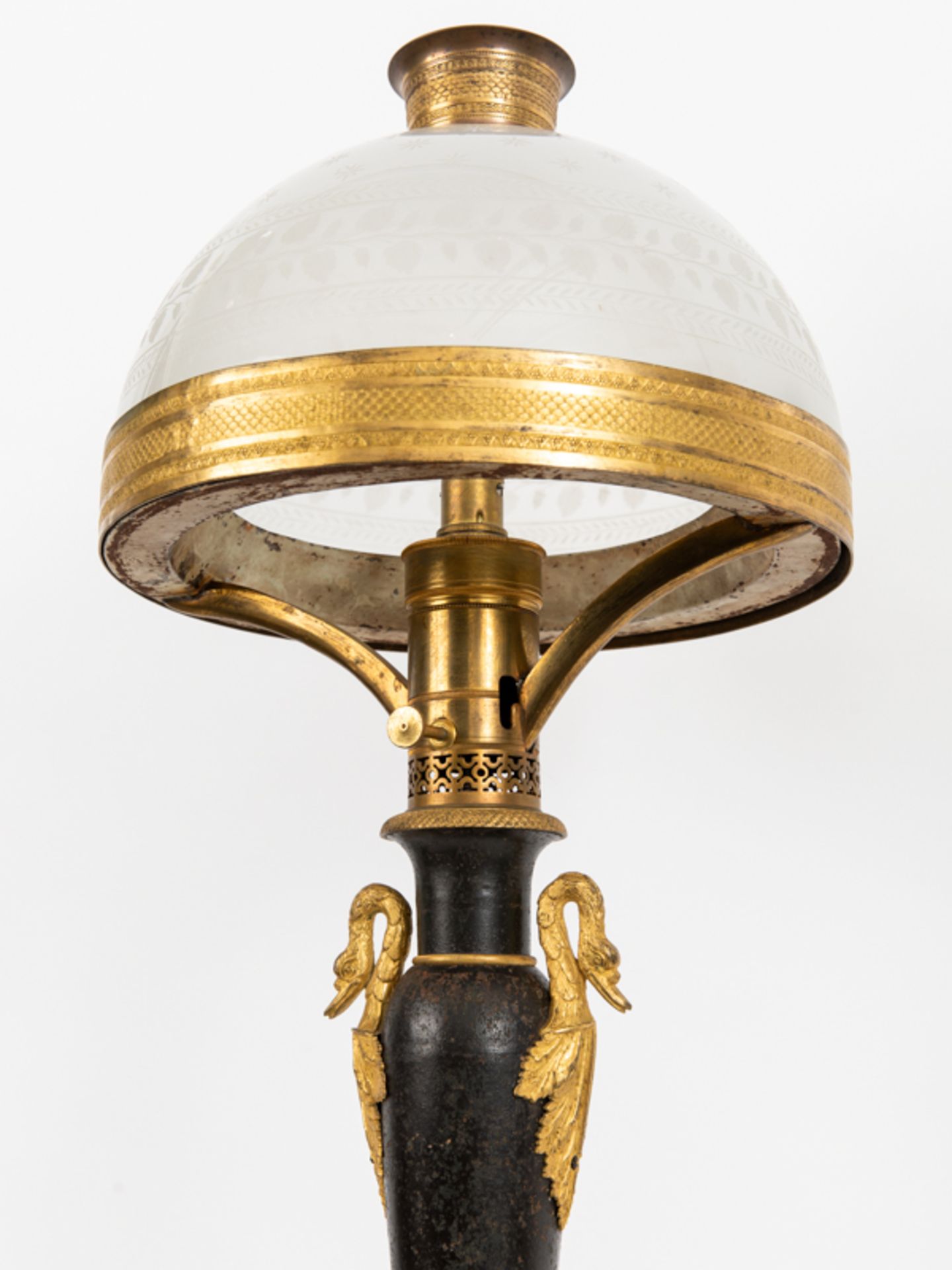 GroÃŸe Tischlampe im Neo-Empire-Stil, wohl Schweden, um 1900. brZinkguss und Glas, schwarz gefasst - Image 6 of 9