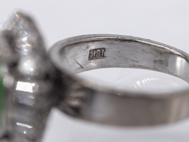 Ring mit Jade-Cabochon und 22 Diamanten, zus. ca. 1,2 ct, 80-er Jahre. br750/- WeiÃŸgold. - Image 2 of 3